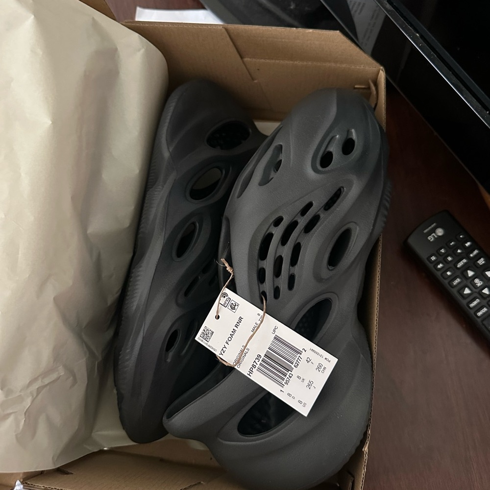 black mens size 8 foam runners